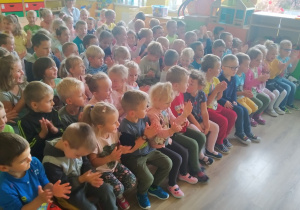 Dzieci klaszczące w rytm muzyki